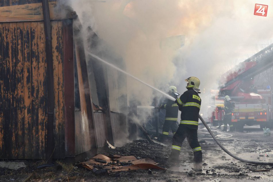 Ilustračný obrázok k článku Hasiči zasahujú pri požiari tankera v bratislavskom Vlčom Hrdle