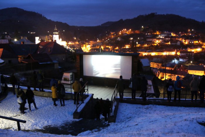 Ilustračný obrázok k článku Zimné kino v našom regióne: Filmy sa sledovali aj na nevšedných miestach, FOTO