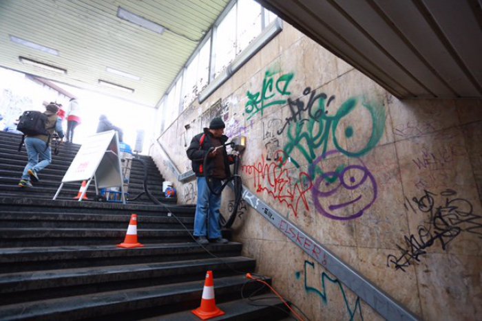 Ilustračný obrázok k článku Mesto odstraňuje grafity aj škrupinami z orechov