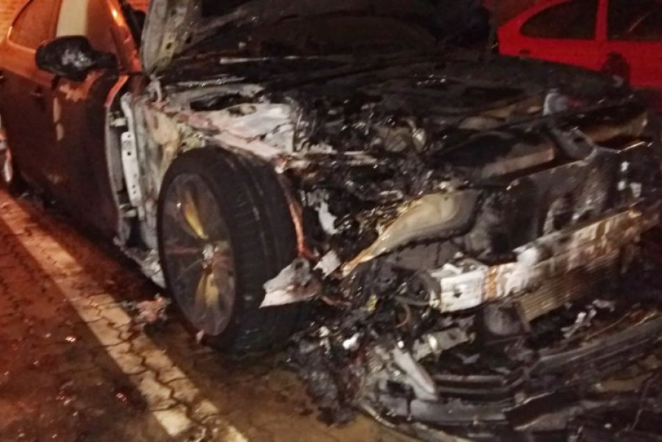 Ilustračný obrázok k článku FOTO priamo z miesta: Hasičov zamestnal večerný výjazd, plamene zachvátili auto