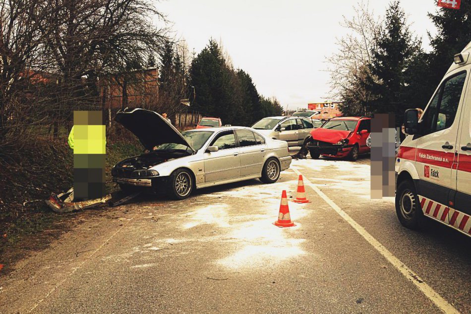 Ilustračný obrázok k článku Vodič (24) BMW nezvládol riadenie: Nasledovala čelná zrážka a zásah hasičov!