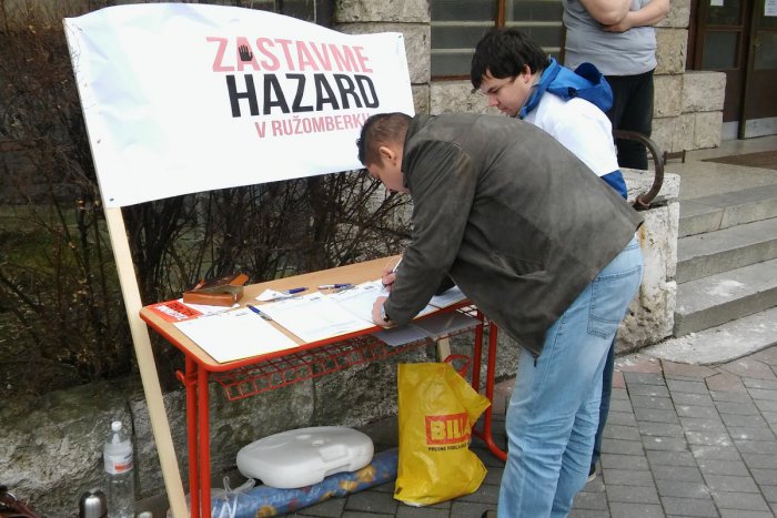 Ilustračný obrázok k článku Takmer deväťtisíc Ružomberčanov sa v sobotu podpísalo pod STOP HAZARDU!