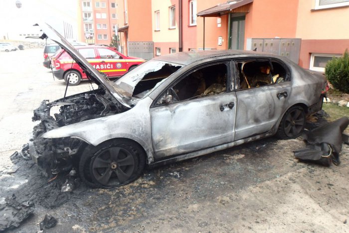 Ilustračný obrázok k článku Rušné momenty v Žiline: Na sídlisku Hájik horelo auto! FOTO Z MIESTA