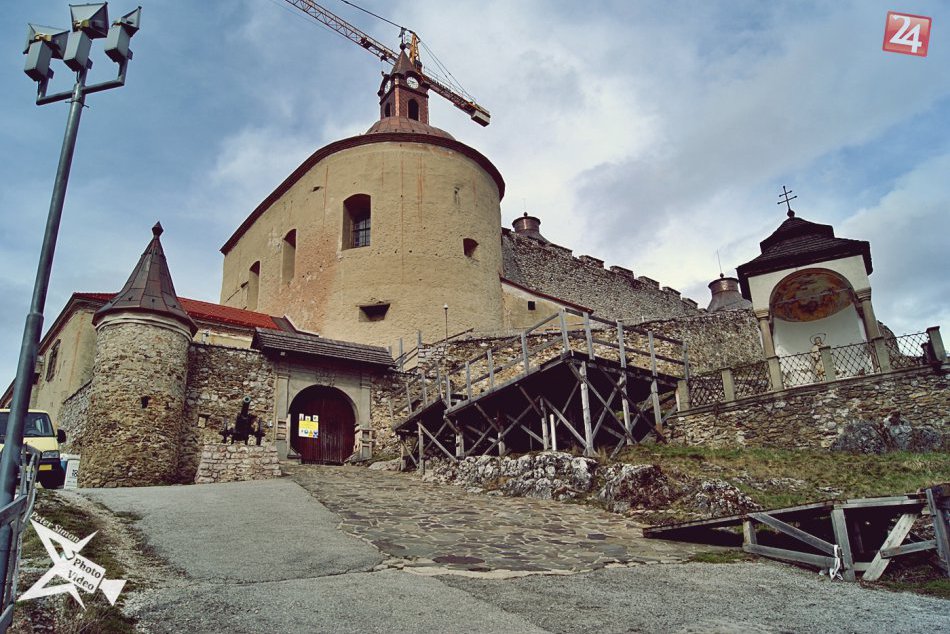 Ilustračný obrázok k článku Nákladná obnova zničenej pamiatky: Na rekonštrukciu hradu už vynaložili 4,5 milióna eur!