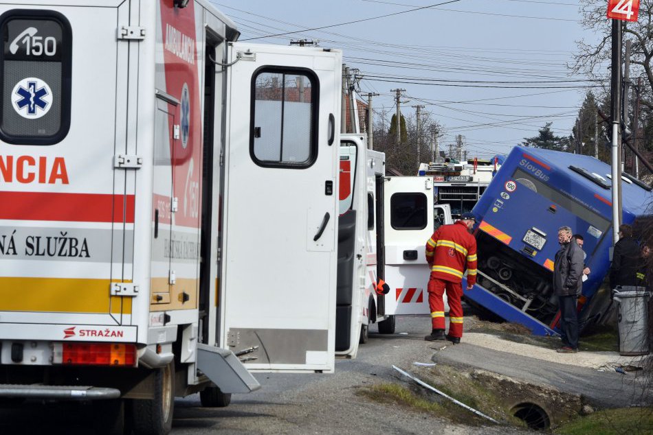 Ilustračný obrázok k článku Traja zranení v okrese Prešov: Dôvodom je zrážka autobusu s automobilom