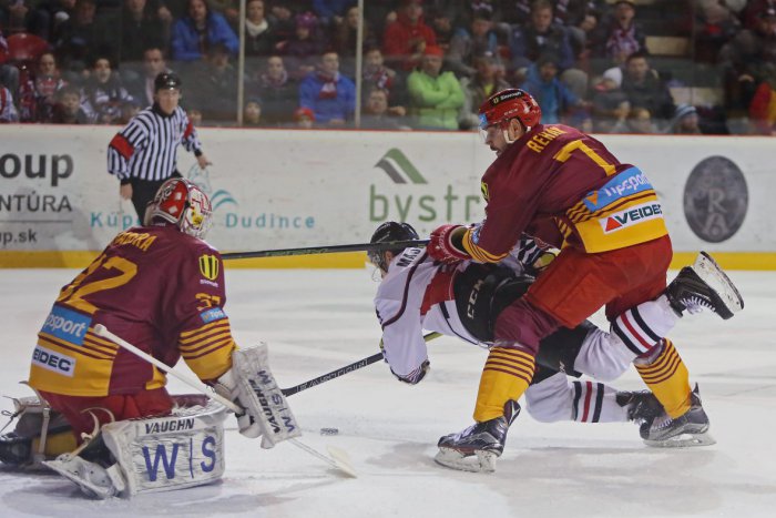 Ilustračný obrázok k článku Barani skrížili hokejky s Trenčanmi druhýkrát v play-off: Pod Urpínom padol len jediný gól