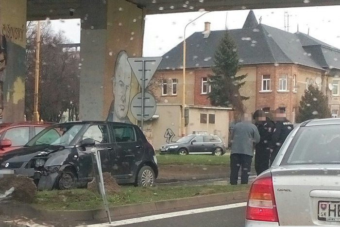 Ilustračný obrázok k článku Nehoda pri kruháči v Humennom: Policajtov čakalo nemilé prekvapenie!
