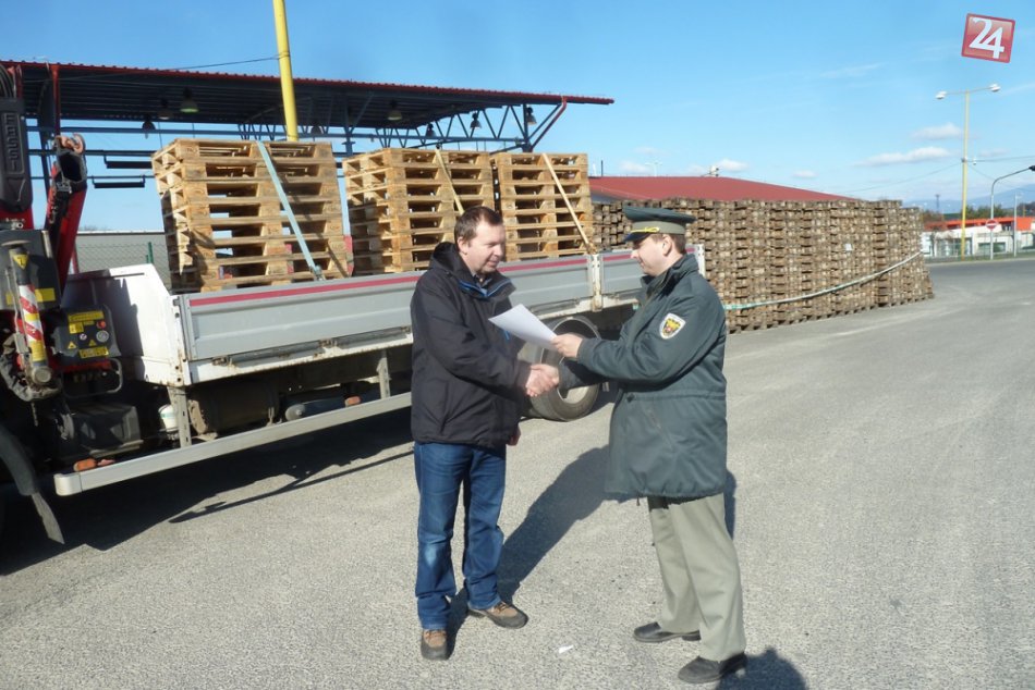 Ilustračný obrázok k článku Michalovskí colníci darovali vyše 2400 paliet: Zhotovia z nich lôžka i záhradný nábytok, FOTO