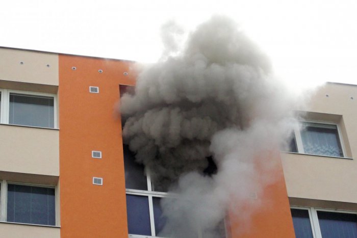 Ilustračný obrázok k článku Pri požiari bytu našli bratislavskí hasiči dôchodkyňu v bezvedomí