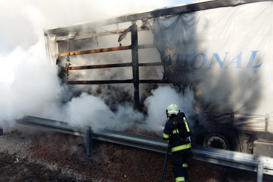 Ilustračný obrázok k článku FOTO priamo z miesta: Náves kamiónu na diaľnici pri Trnave v plameňoch!