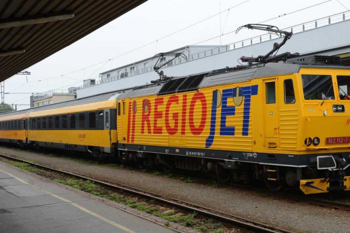 Ilustračný obrázok k článku Vlaky RegioJet v Považskej nebudú zastavovať: Čo k tomu dopravcu viedlo a od kedy sa musíme pripraviť na zmenu?