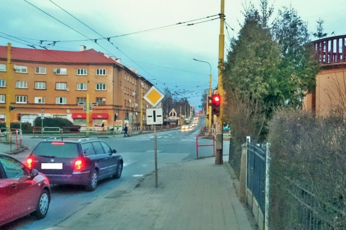 Ilustračný obrázok k článku Naoko obyčajná križovatka, ale z pohľadu vodiča možný problém: Semafor v Prešove zakrýva dopravná značka, FOTO
