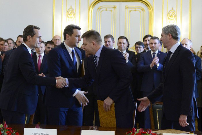 Ilustračný obrázok k článku Smer-SD, SNS, Most-Híd a Sieť podpísali koaličnú dohodu: Mená ministrov novej vlády