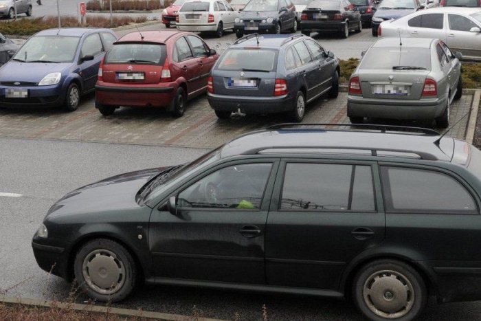 Ilustračný obrázok k článku Parkovanie v Bystrici je tŕňom v oku mnohých: Vedenie mesta ide konať, 3 možnosti, ktoré sú v hre