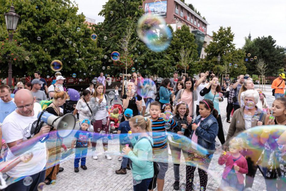 Ilustračný obrázok k článku Bubliny opäť zaplavia nitrianske námestie: Zúčastniť sa môžete aj ako dobrovoľník