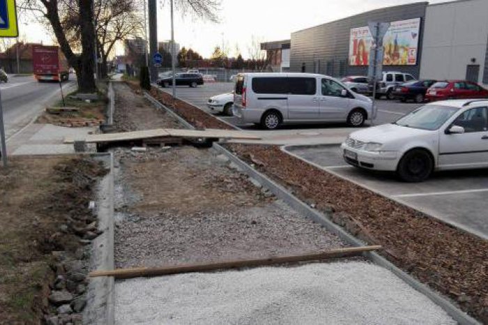 Ilustračný obrázok k článku Zlatomoraveckí chodci sa dočkali: Chodník na Továrenskej ulici prechádza rekonštrukciou