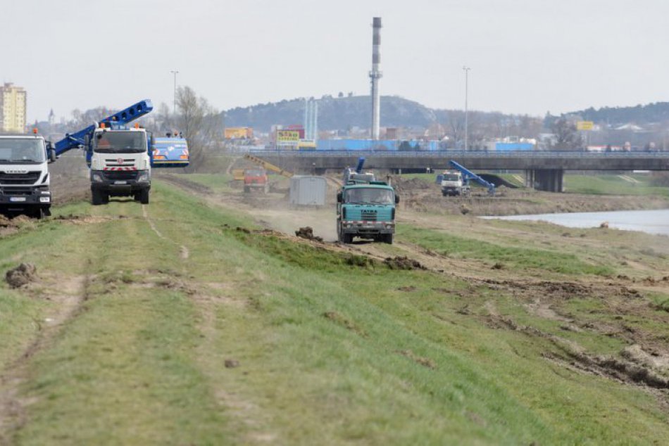 Ilustračný obrázok k článku Aktuálne FOTO: Rekonštrukcia hrádze na rieke Nitra je v plnom prúde