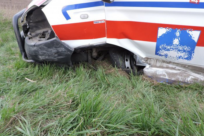 Ilustračný obrázok k článku FOTO priamo z miesta nehody: Zrážka fordu so sanitkou neďaleko Zámkov!