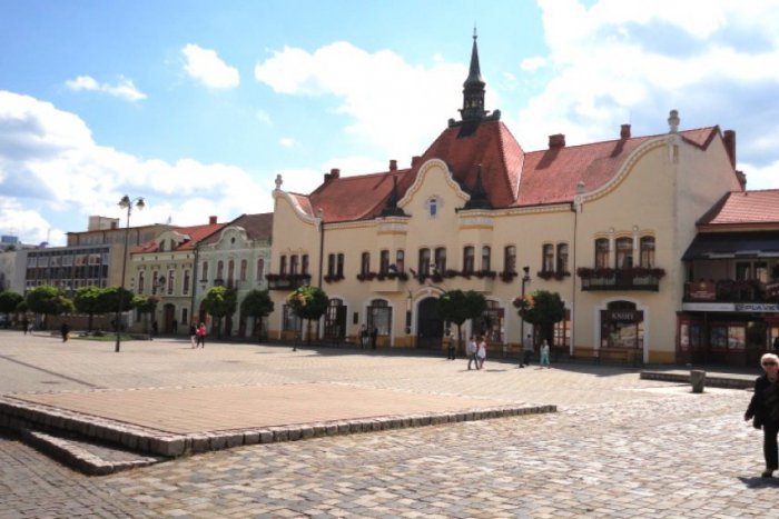 Ilustračný obrázok k článku Do Topoľčian mieri nekonvenčná výstava: Tvorba J.Juhaniaka nadväzuje intímny dialóg s divákom