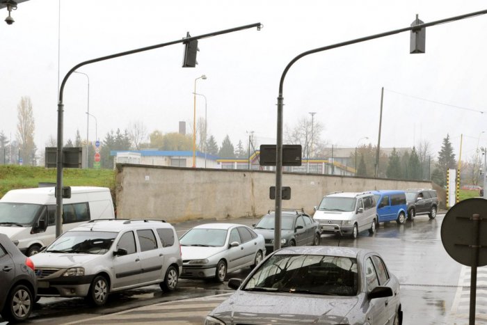 Ilustračný obrázok k článku Niekoľkotisícový úlovok colníkov: Nervózny ukrajinský vodič (45) ukrýval balík pod šatami, FOTO