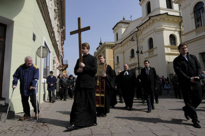 Ilustračný obrázok k článku Veriaci rôznych cirkví vyšli do ulíc: Košice zažili aj tento rok ekumenický pašiový sprievod