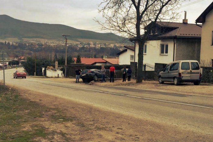 Ilustračný obrázok k článku Auto skončilo v betónovom premostení: Posádky sa ujali záchranári