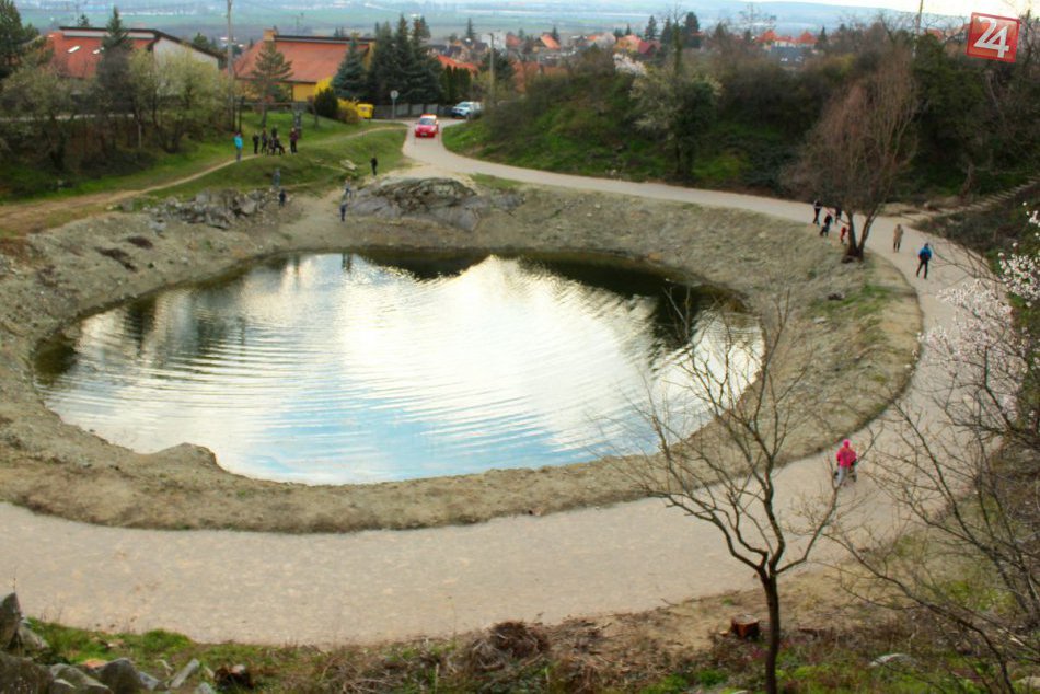 Ilustračný obrázok k článku Areál zoborského jazierka ožíva: Tešiť sa môžeme na TIETO novinky