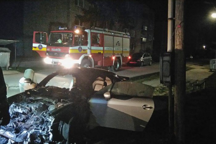 Ilustračný obrázok k článku Rušná noc hasičov: Plamene zachvátili auto medzi domami!