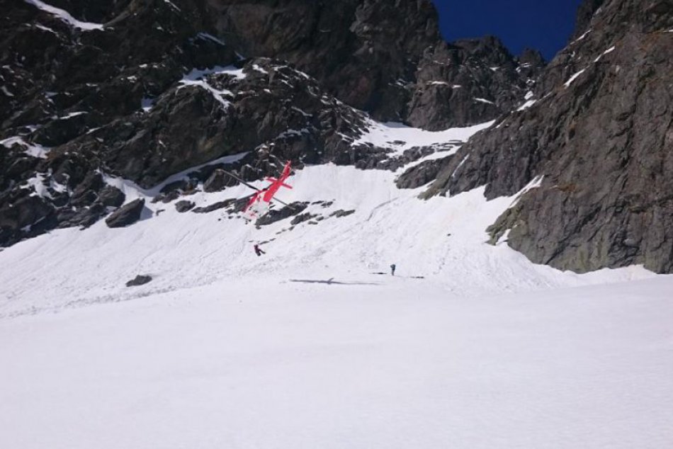 Ilustračný obrázok k článku Dráma pod Lomnickým štítom: Mladíka strhla lavína, vrtuľník sa musel vrátiť
