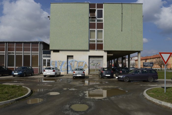 Ilustračný obrázok k článku Parkovisko pri Prešovskej univerzite pripomína tankodrom: Dočkajú sa vodiči zmeny? FOTO