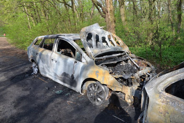 Ilustračný obrázok k článku Polícia vyšetruje okolnosti požiaru štyroch áut v Bratislave