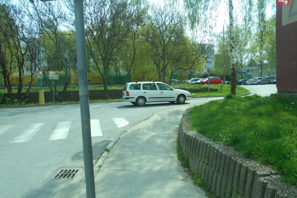 Ilustračný obrázok k článku Toto je možné snáď len v Hlohovci: Pozrite, ako vodič zaparkoval na Podzámskej! FOTO