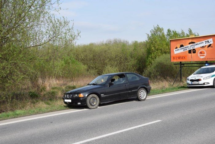 Ilustračný obrázok k článku Policajná naháňačka, padli aj výstrely: Dvaja Rumuni v aute s novozámockou značkou unikali aj s prestrelenou pneumatikou!