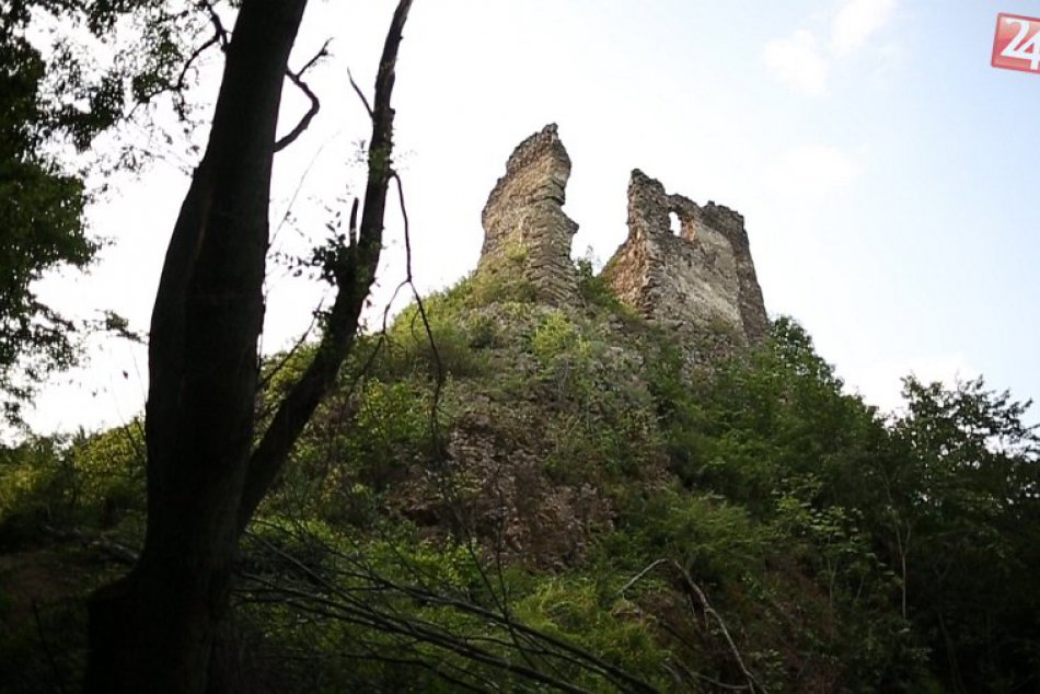 Ilustračný obrázok k článku Tvrdá drina v náročnom teréne: Záchrana hradu Šášov dala prácu 35 ľuďom