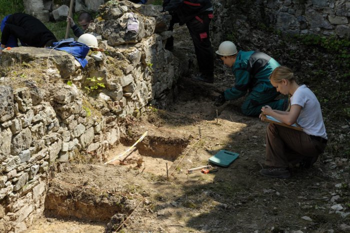 Ilustračný obrázok k článku Archeológovia na michalovskom námestí: Objavili keramické zlomky i kostené nálezy