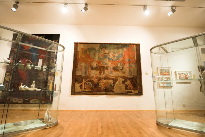 Ilustračný obrázok k článku Múzeum v Košiciach láka na výstavu: Hľadanie cez výtvarnú a textilnú techniku