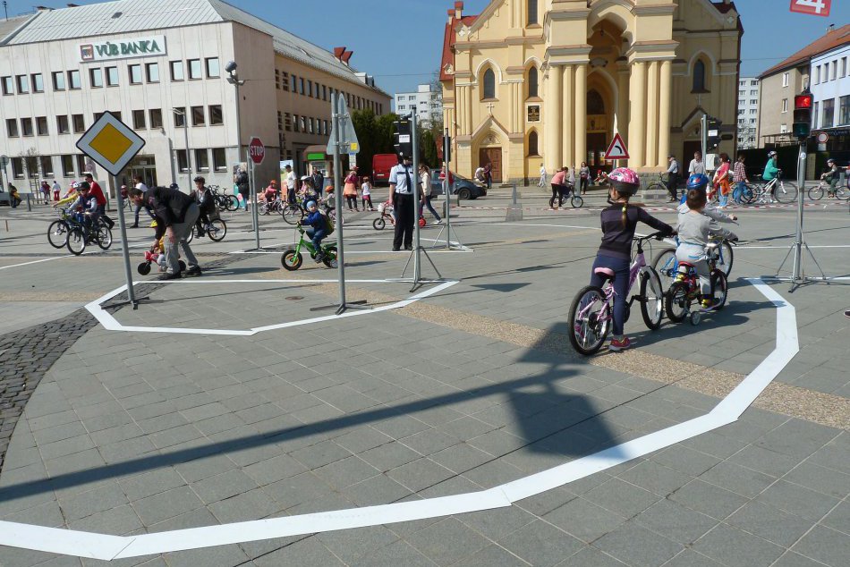 Ilustračný obrázok k článku Nadšenci jazdy na dvoch kolesách sa dočkali: Zvolenské námestie zaplnili bicykle! FOTO
