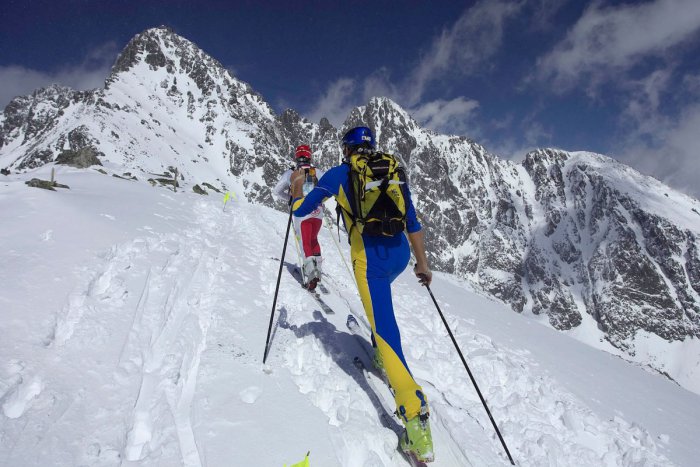 Ilustračný obrázok k článku Na horách pomáhali zranenému skialpinistovi (35): Transportovali ho na saniach