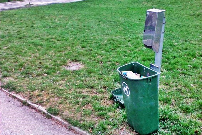 Ilustračný obrázok k článku Psíčkári z nášho mesta hromžia: Koše bez vreciek a platenie pokút