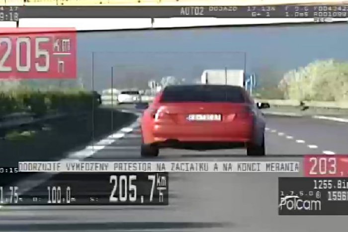 Ilustračný obrázok k článku Policajti sa nestačili čudovať: Považskobystričan Jakub (25) sa po diaľnici rútil vyše 200 km/h!