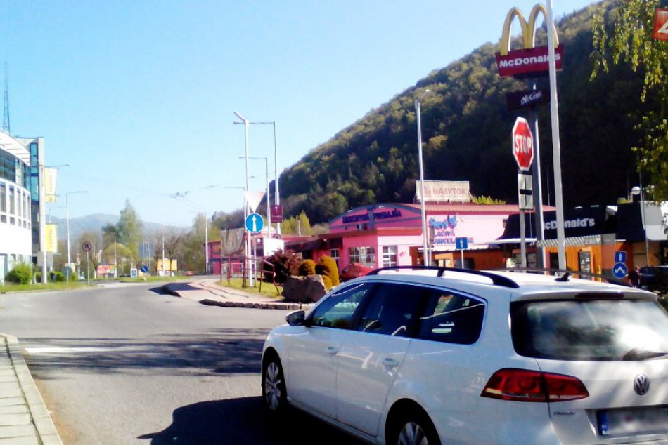 Ilustračný obrázok k článku SERIÁL: Najbizarnejšie križovatky v Bystrici. Aké riziká na vás čakajú pri benzínke v Radvani?