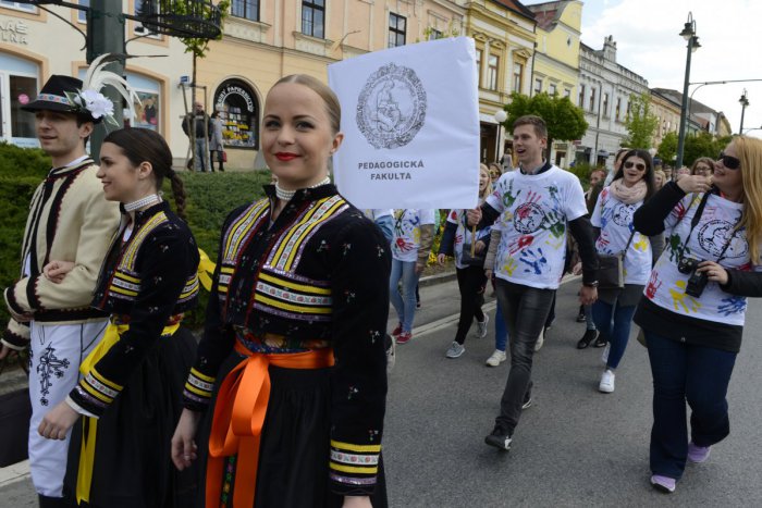 Ilustračný obrázok k článku Sprievod mestom, búchanie na radničnú bránu: Študenti v Prešove vyrazili do ulíc! FOTO