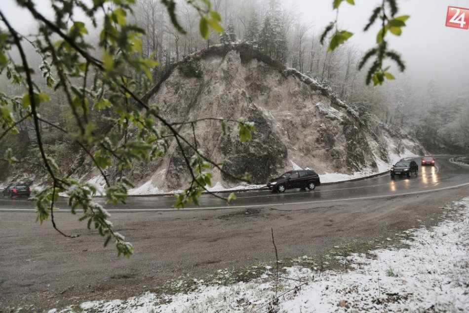Ilustračný obrázok k článku Cesty na Liptove sú zatiaľ zjazdné: SHMÚ varuje pred silnejším snežením, kedy príde?
