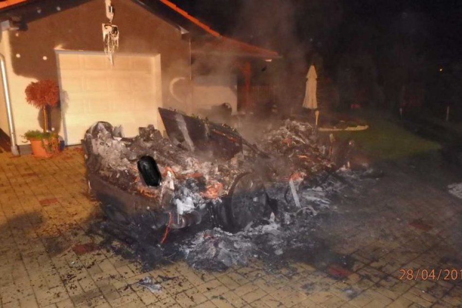 Ilustračný obrázok k článku Auto v Hlohovci v plameňoch: Podľa hasičov ho niekto úmyselne zapálil! FOTO priamo z miesta