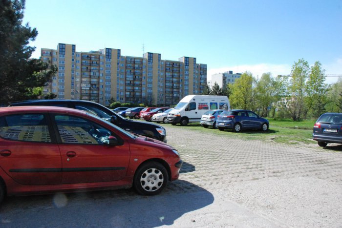 Ilustračný obrázok k článku Bratislavská eseročka reaguje na nespokojných Košičanov: Ľudia nemôžu zaparkovať pred vlastným domom!