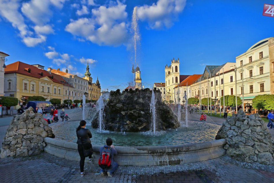 Ilustračný obrázok k článku Bystrica otvorila letnú sezónu. Dobré víno i prvé vytrysknutie fontány na zaplnenom námestí FOTO