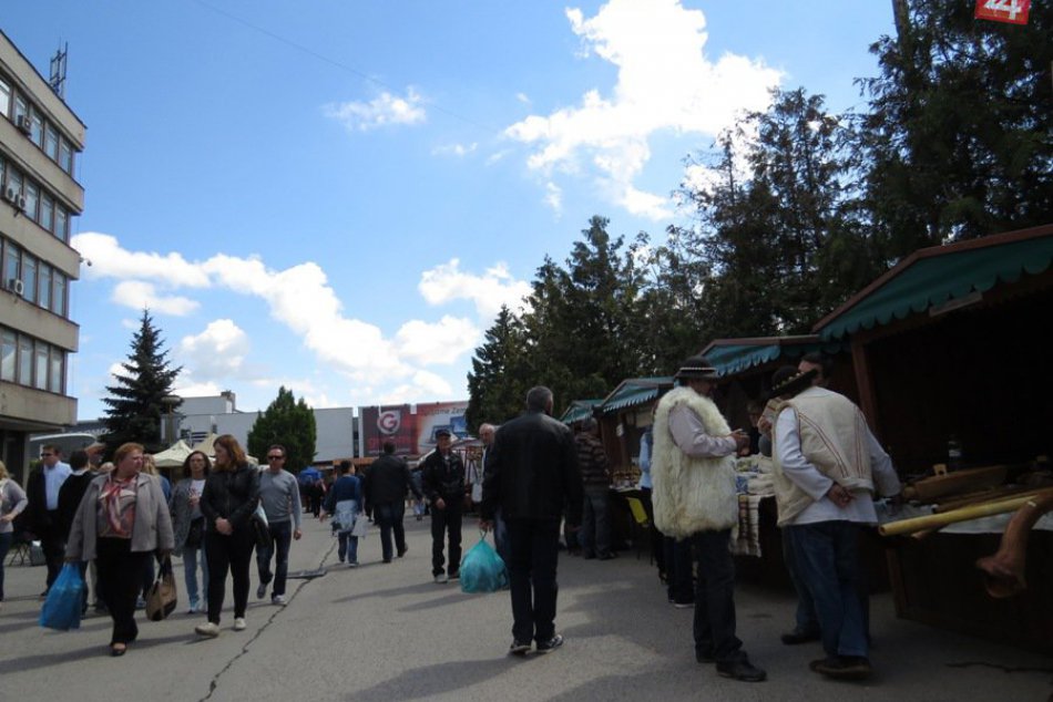 Ilustračný obrázok k článku Michalovský jurmarok na fotkách: Poctivá ručná práca aj dobroty, ktorým bolo ťažko odolať