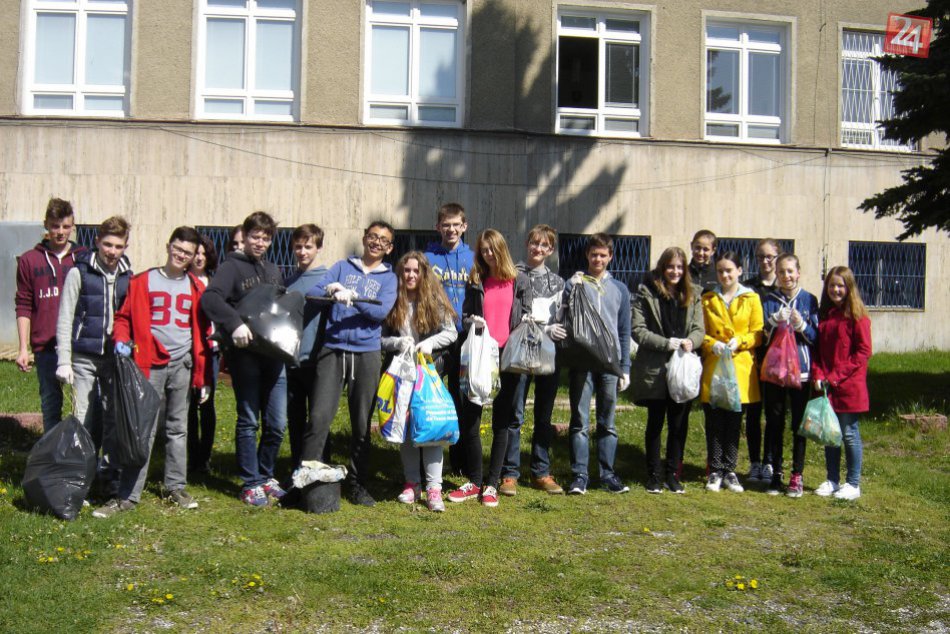 Ilustračný obrázok k článku FOTO: Bystrickí gymnazisti idú príkladom. Vyčistili ihriská aj mestský parčík