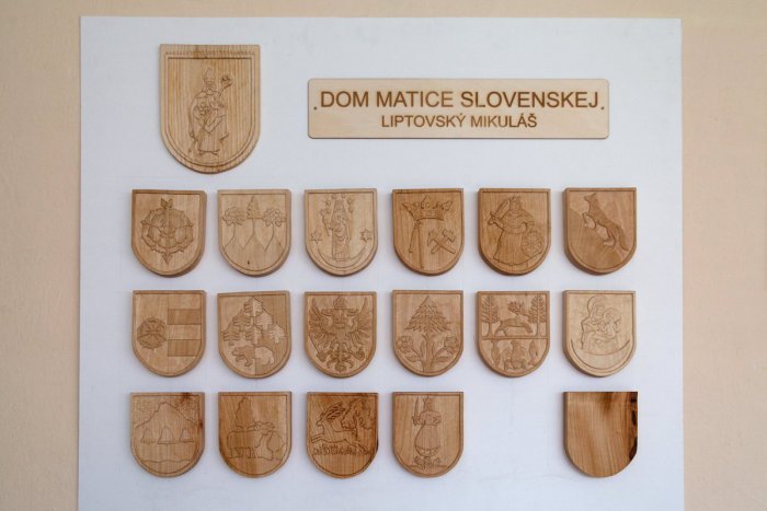 Ilustračný obrázok k článku Výstava Karola Kobellu: Odhalili drevené erby miest a obcí, FOTO
