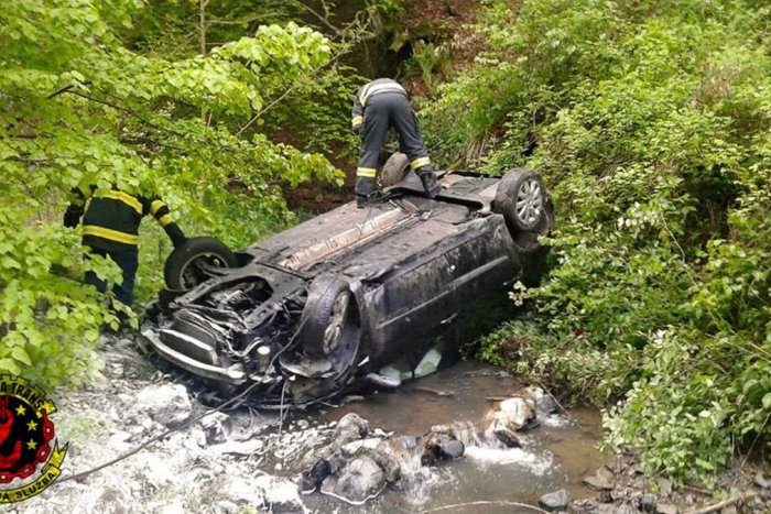 Ilustračný obrázok k článku Nehoda v Šášove: Auto s tromi ľuďmi skončilo na streche v potoku, FOTO
